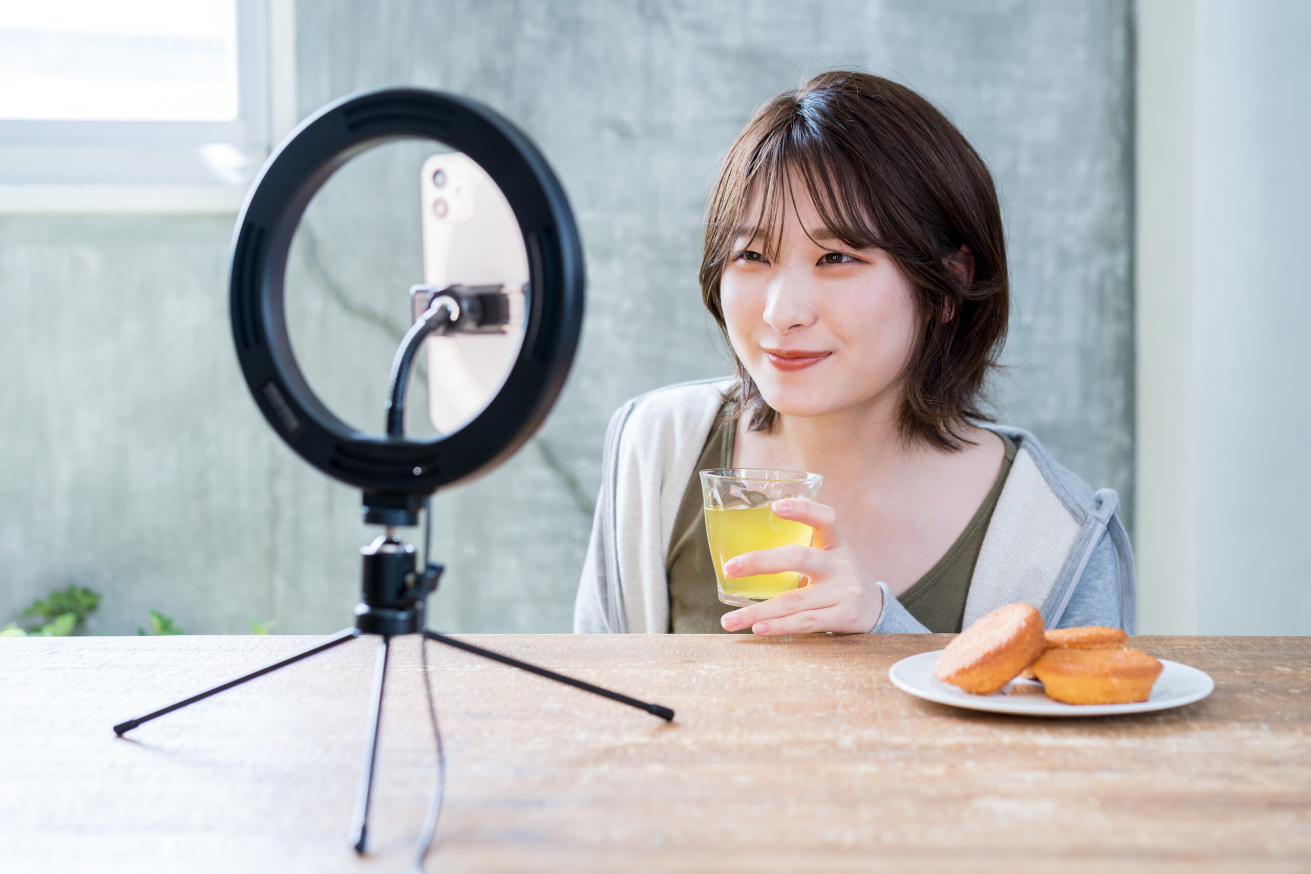 子どもを抱く母親
