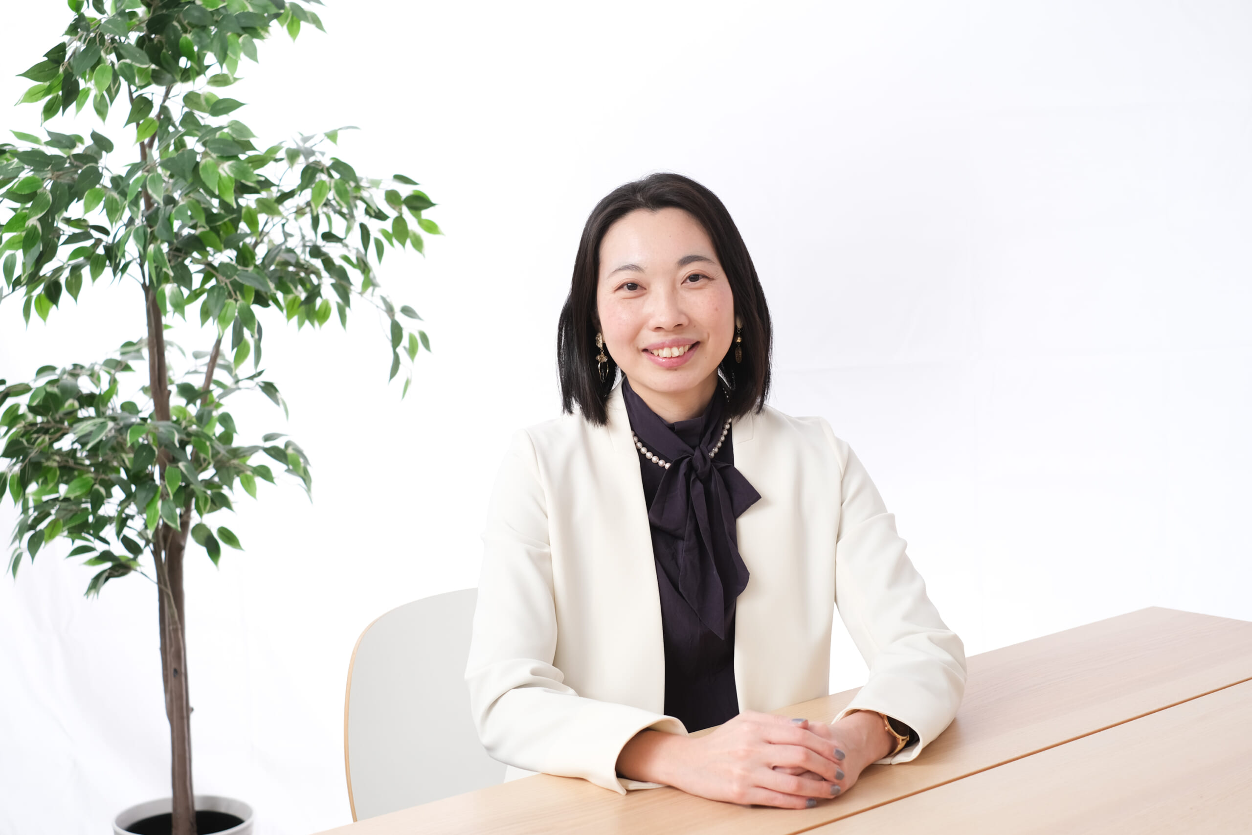 子どもを抱き、穏やかに微笑む母親